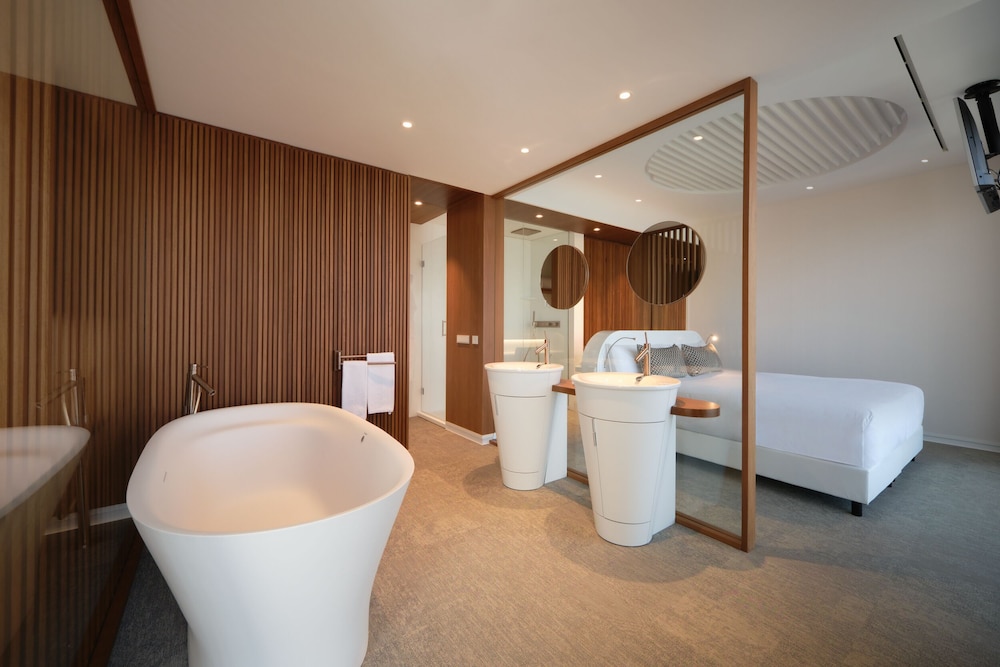 Signature Suite - Photo 4