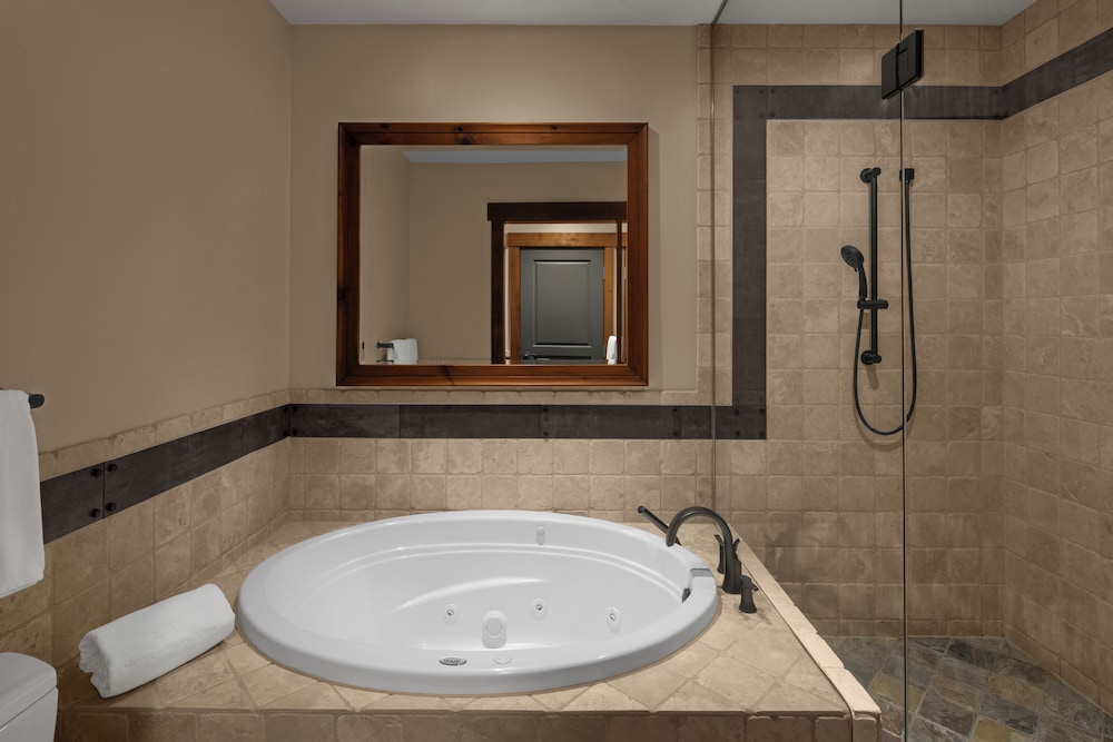 Suite, 2 Bedrooms, Balcony, Golf View - Photo 5