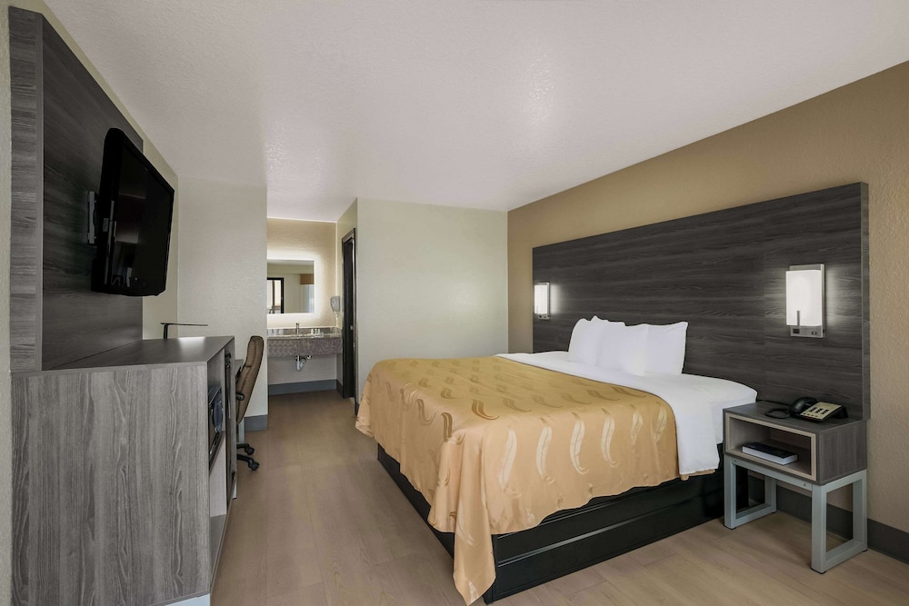 Standard Room, 1 King Bed, Non Smoking - Photo 1