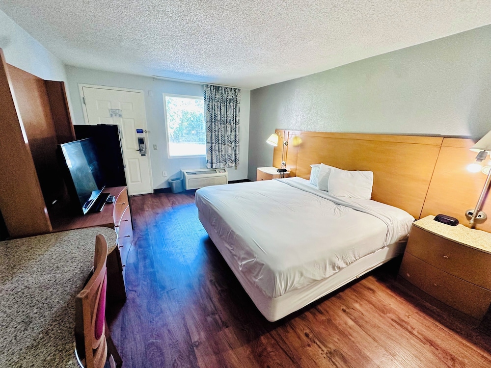 Standard Room, 1 King Bed, Non Smoking, Refrigerator & Microwave - Photo 2