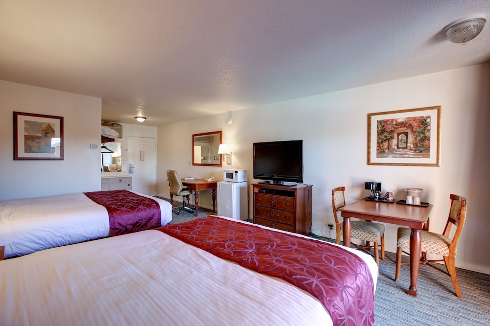 Standard Double Room, 2 Queen Beds, Balcony, Pool View - Photo 2