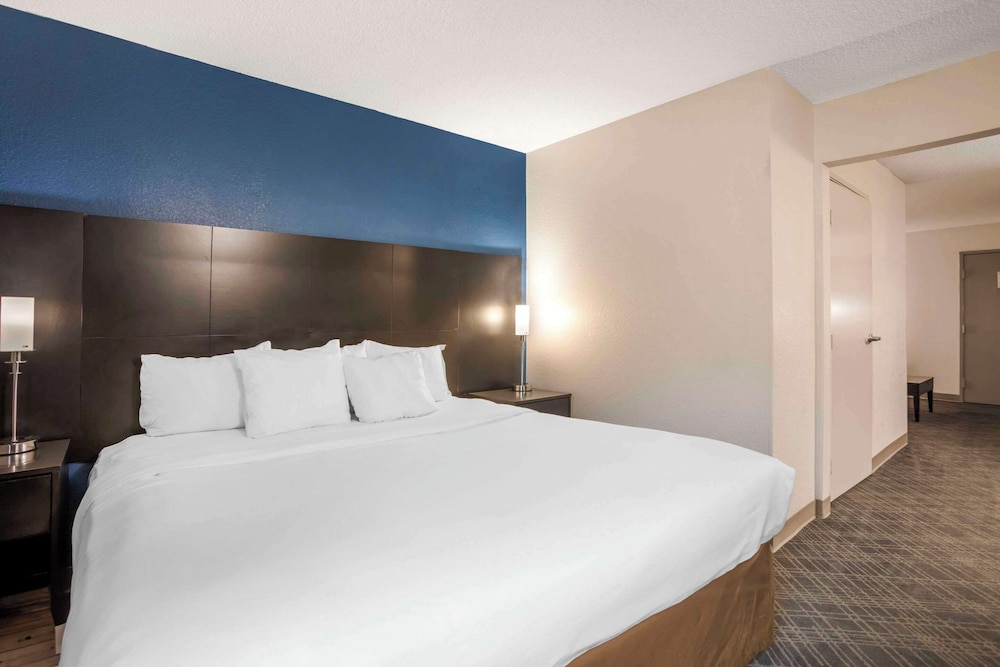 Suite, 1 Double Bed with Sofa bed, Accessible, Non Smoking (Roll In Shower) - Photo 3