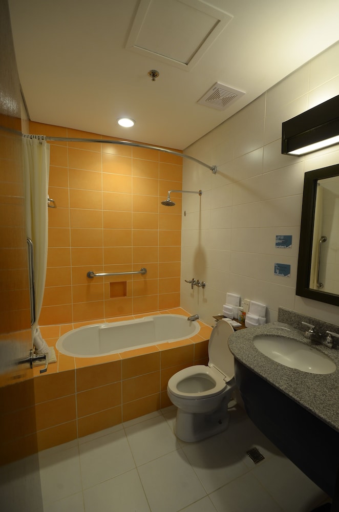 Room, 2 Queen Beds, Non Smoking, Garden View - Photo 13