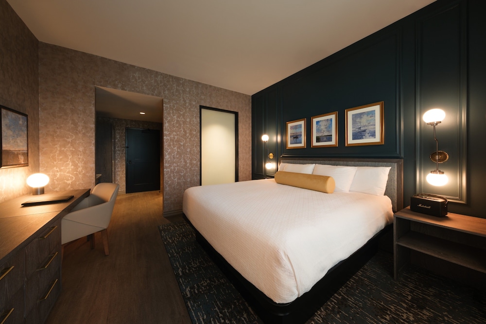 Standard Room, 1 King Bed, Non Smoking, Courtyard View