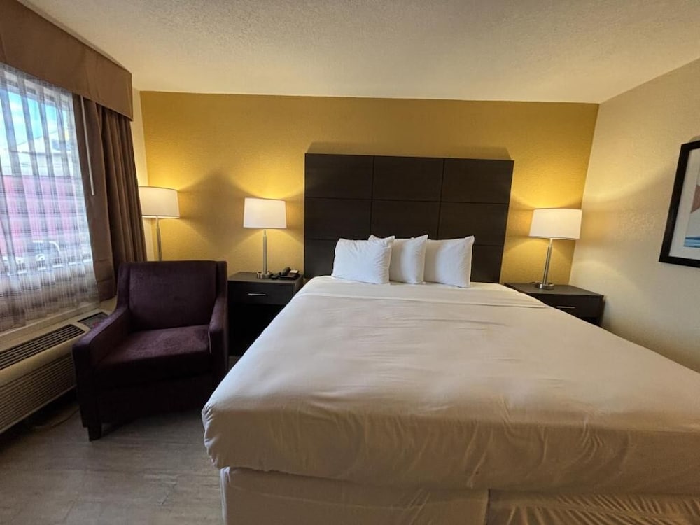 Suite, Accessible Bathtub, Non Smoking (1 Full Bed, Mobility) photo 3