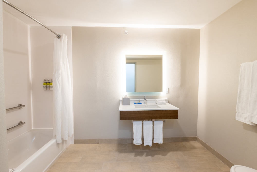 Standard Room, 2 Queen Beds, Accessible (Access Tub) - Photo 4