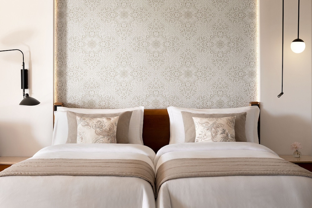 Junior Suite Main Building, 1 King Bed, Seafront thumbnail 6