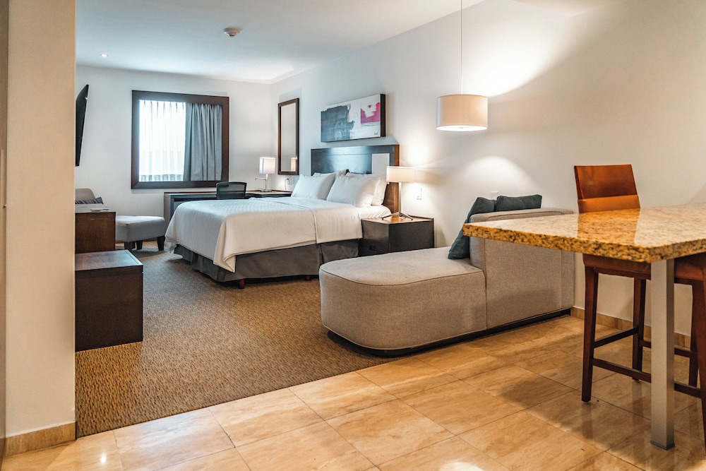 Premium Room, 1 King Bed - Photo 1