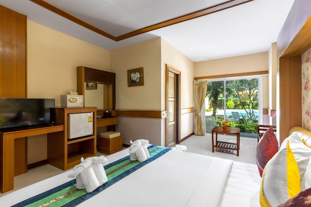 Superior Twin Room with Pool View photo 3
