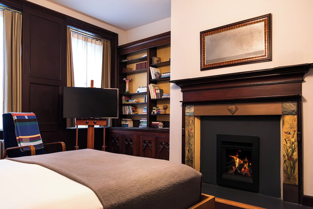 Grand Room, 1 Queen Bed, Fireplace (Pearl St)
