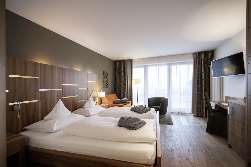 Junior Suite, 1 Queen Bed, Non Smoking, Garden View