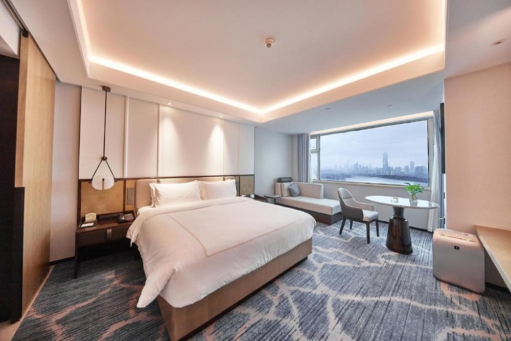 Elegant Business King Room with City View photo 1