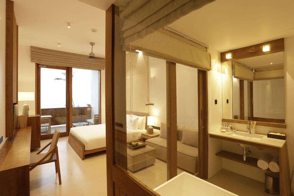 Superior Double Room, 1 King Bed, Balcony, Ocean View photo 2