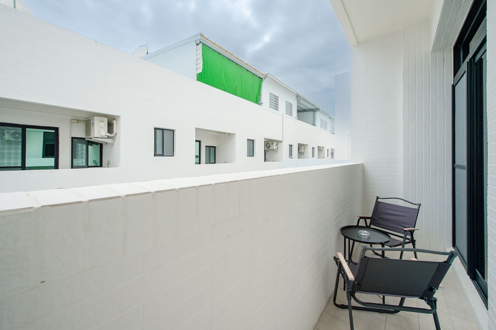 Family Room With Balcony - Photo 13