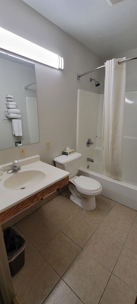Standard Room, Non Smoking, Refrigerator & Microwave (2 King Beds) photo 2