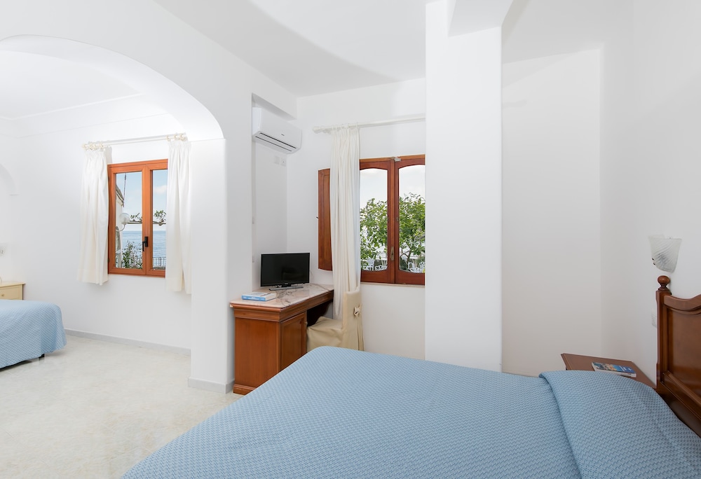 Standard Quadruple Room (no balcony)
