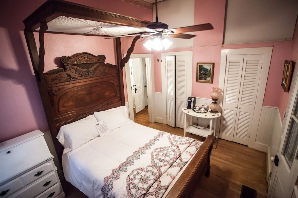 Classic Room, 1 Double Bed, Bathtub (Leah) photo 2
