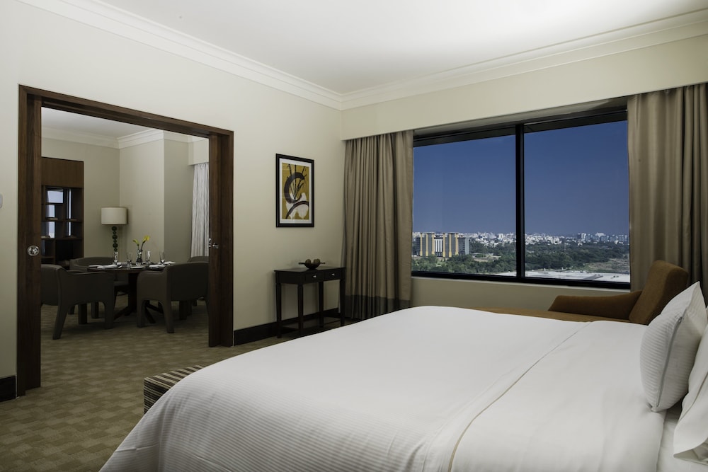 Suite, 1 King Bed - Photo 3