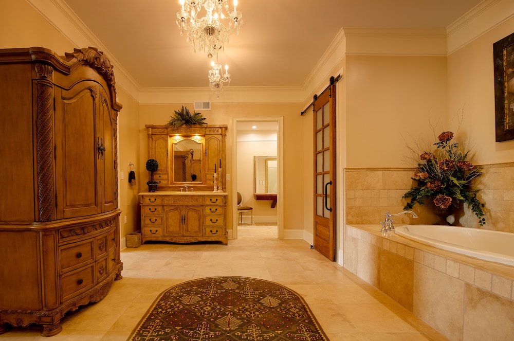 Mansion - Honeymoon Room photo 1