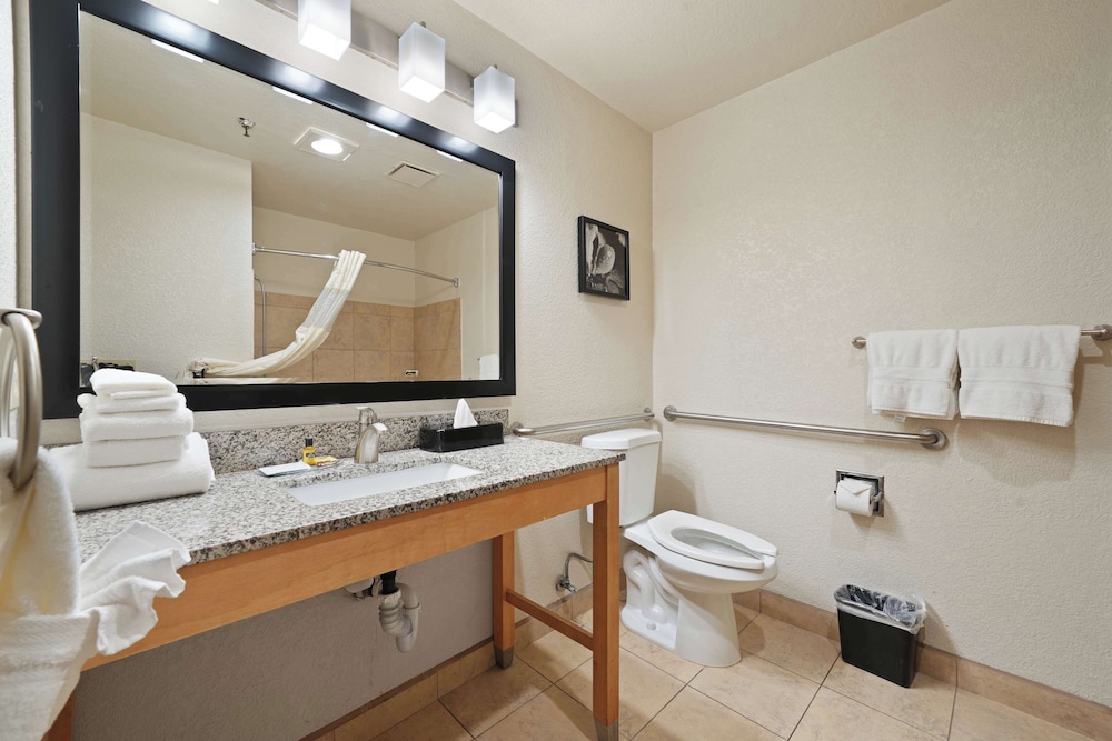 Standard Room, 2 Queen Beds, Accessible, Refrigerator & Microwave - Photo 4