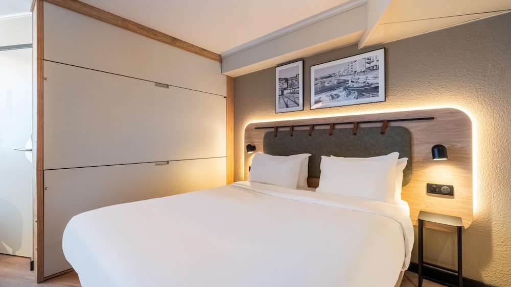 Standard Room, Multiple Beds - Photo 4