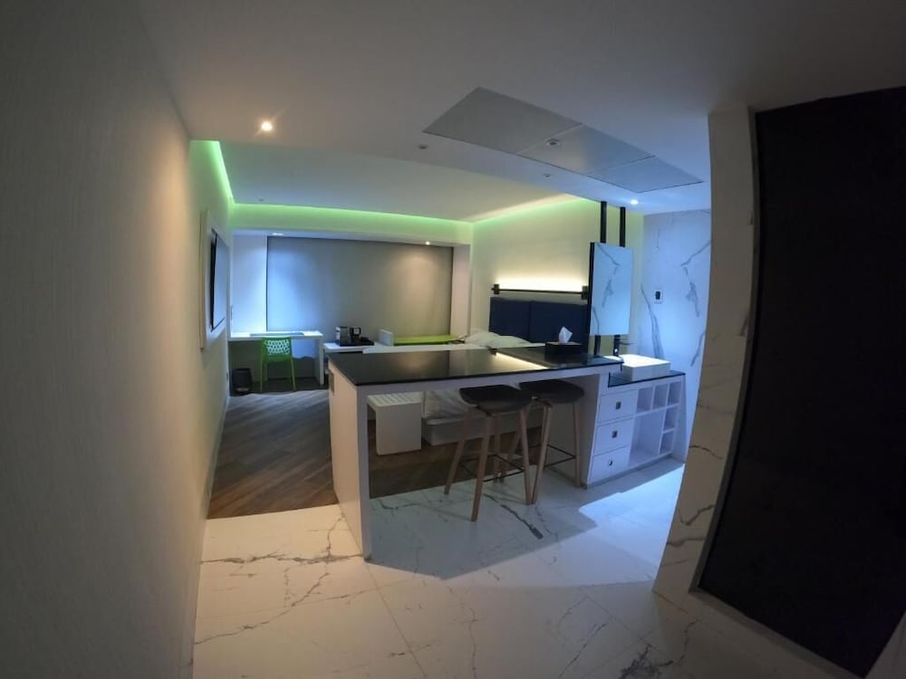 Suite - Photo 5