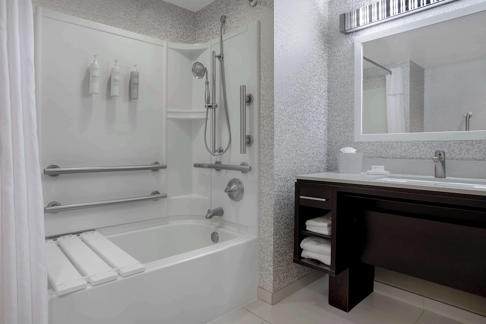 Suite, 1 Queen Bed, Accessible, Bathtub photo 3