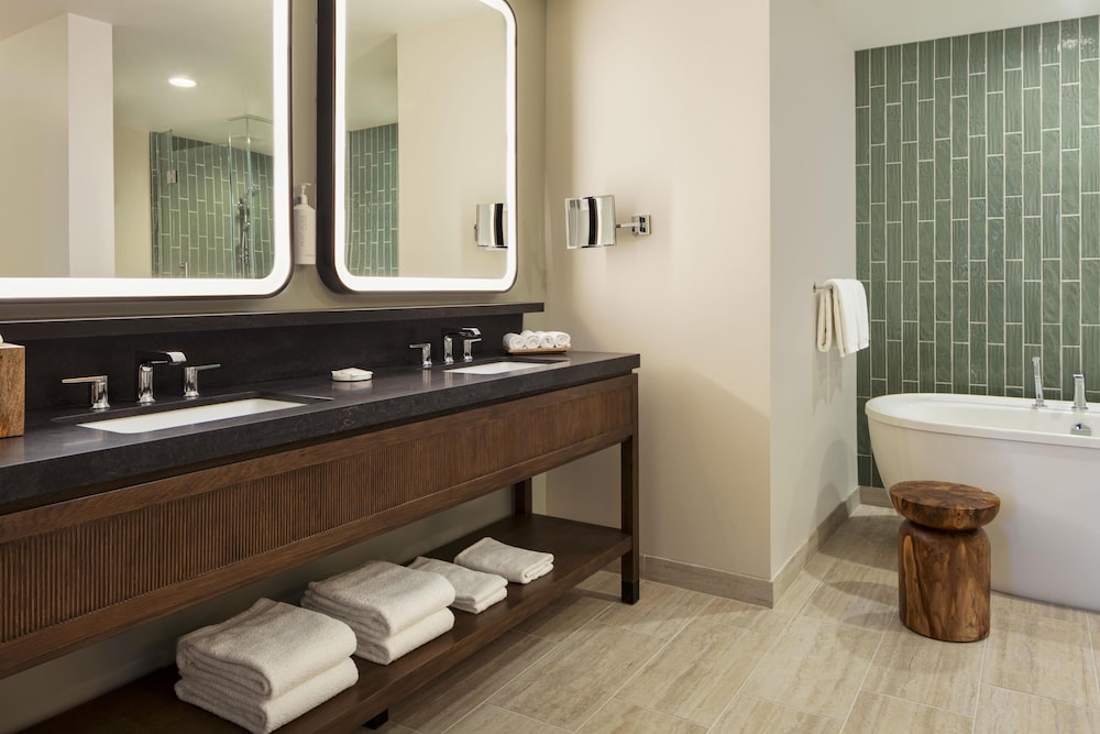 Royal Suite, 1 King Bed, Accessible, Bathtub (Palace) thumbnail 5