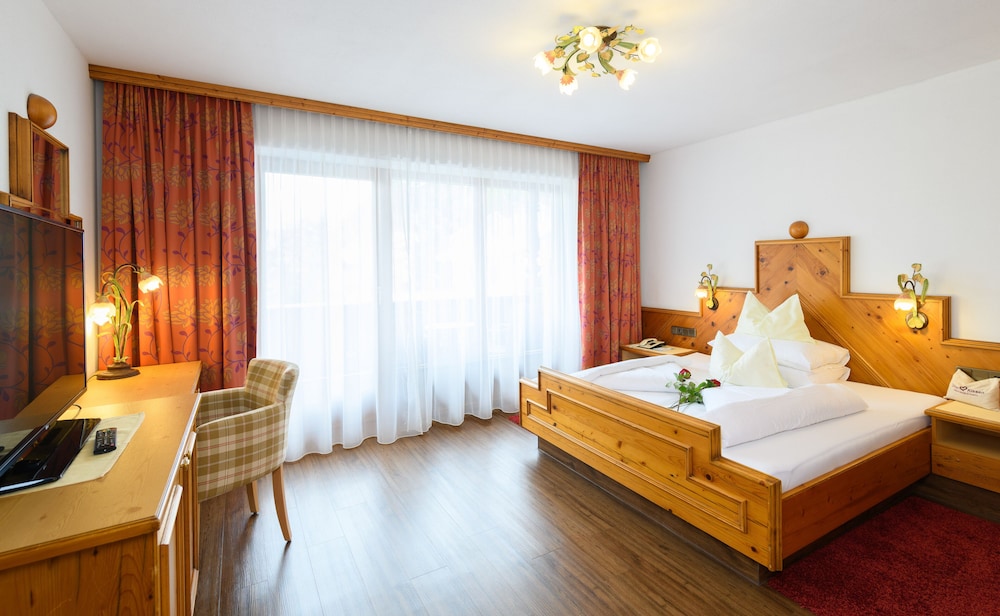 Deluxe Double Room, 1 Double Bed with Sofa bed, Mountain View, Garden Area photo 1