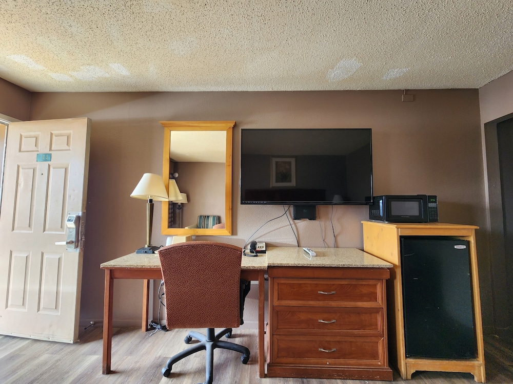 Economy Single Room, 1 King Bed, Smoking
