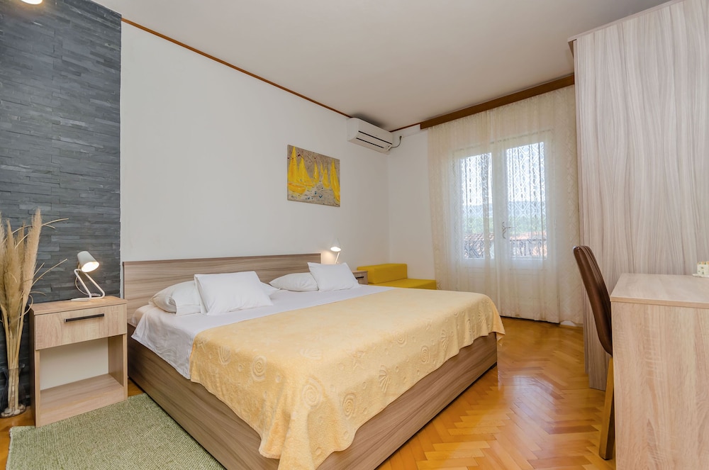 Room (S6)