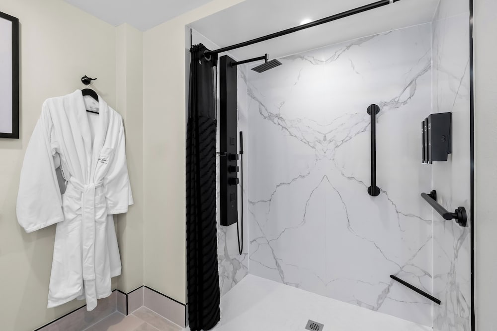 Suite, 2 Queen Beds, Roll-in Shower - Photo 2