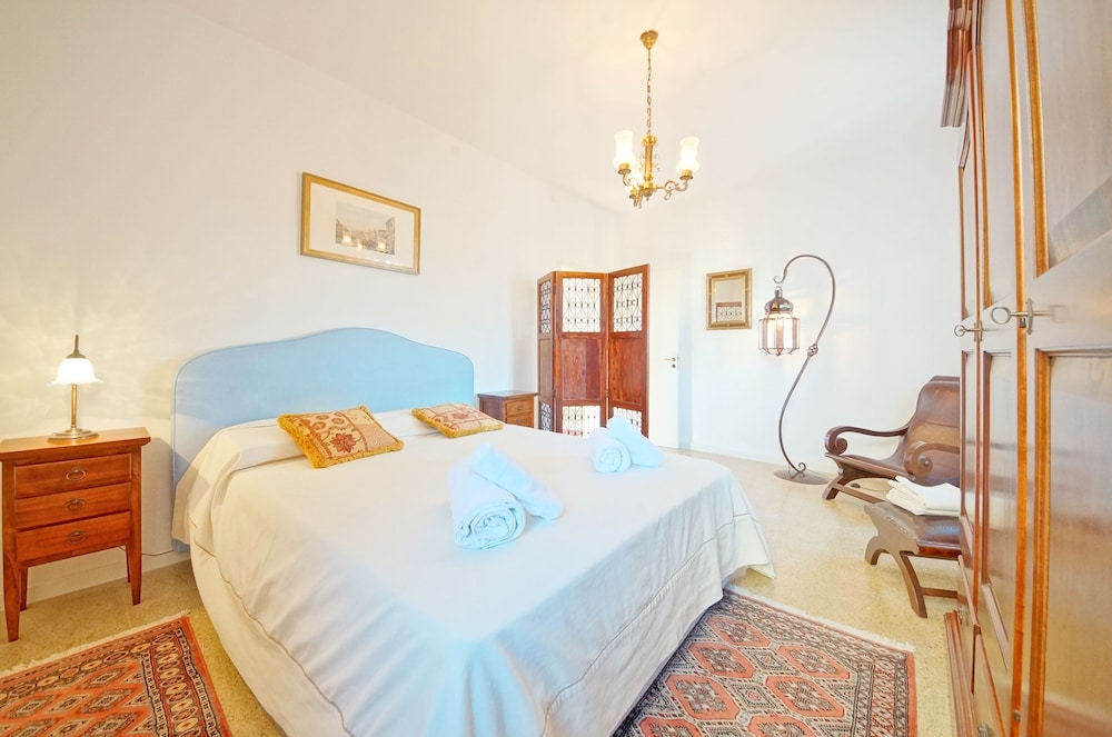 Apartment, 2 Bedrooms, Patio, Canal View photo 2