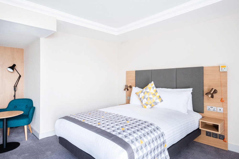 Premium Room, 1 King Bed (Stocked Minibar) - Photo 1