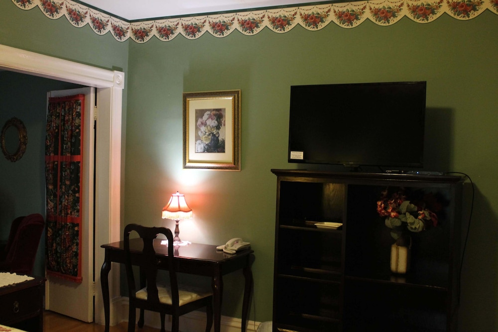 Deluxe Room, Multiple Beds photo 3
