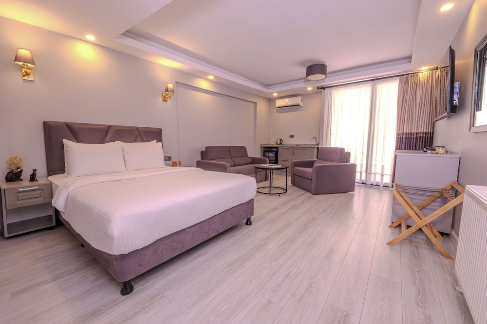 Deluxe Room with Balcony photo 1