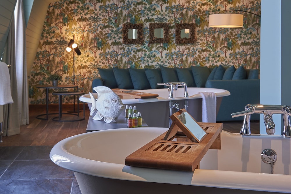 Signature Suite - Photo 3