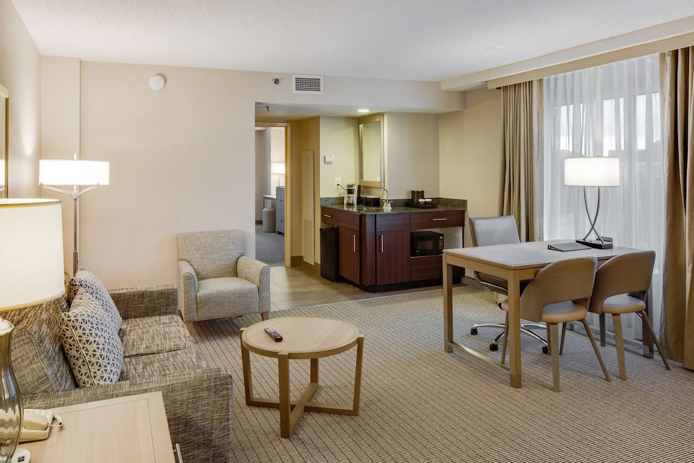 Suite, 1 King Bed, Non Smoking, Corner photo 1