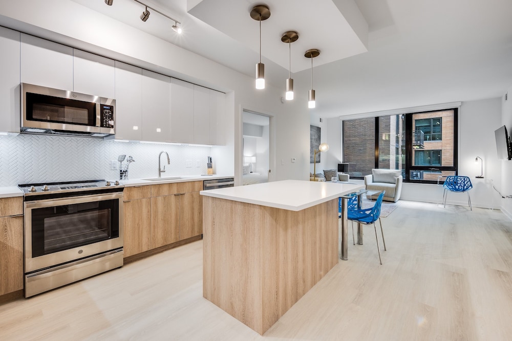 Luxury Apartment, 2 Bedrooms (Room décor/layout/colors vary by unit) - Photo 8