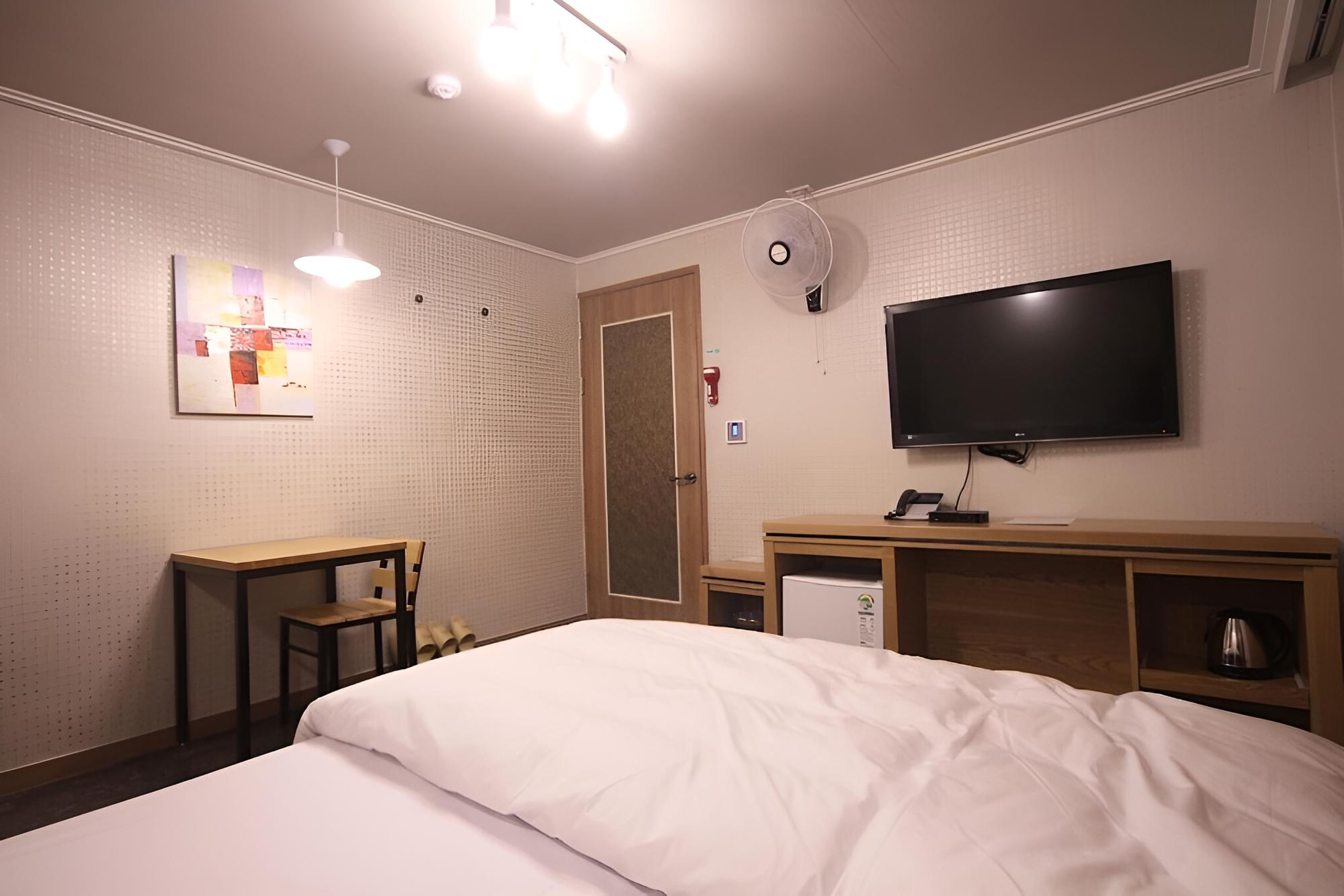Room (Standard Room) - Photo 16