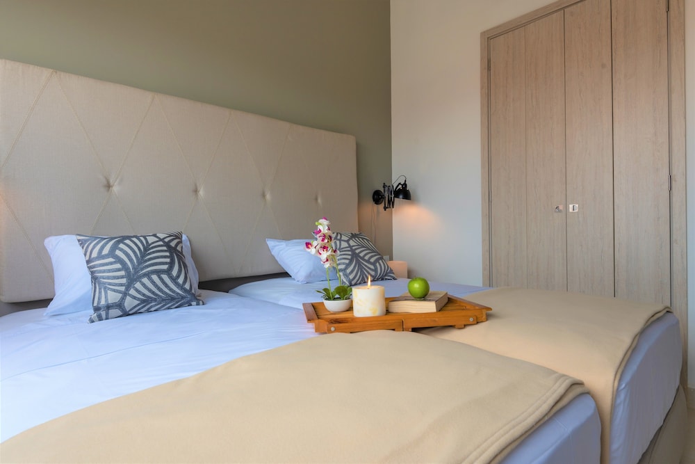 Superior Suite, 1 Queen Bed with Sofa bed, Non Smoking, City View photo 2