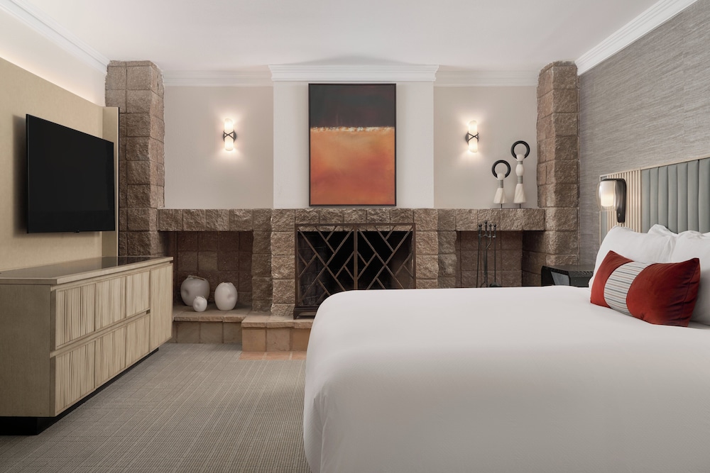 Grand Room, 1 King Bed, Hearing Accessible, Mountain View - Photo 1