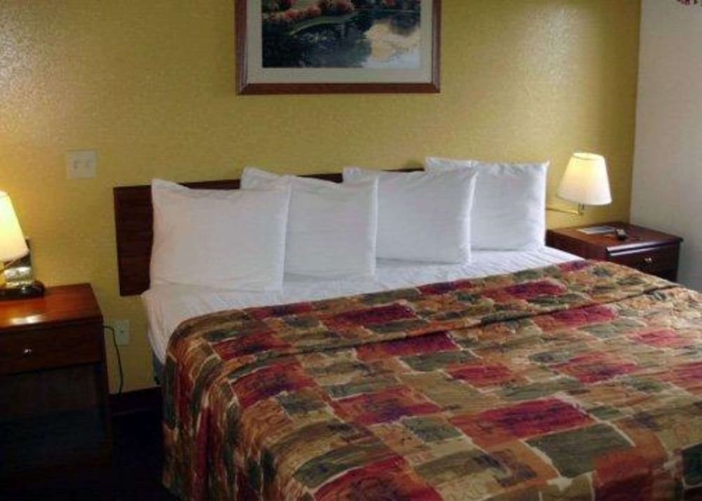 Standard Room, 1 King Bed, Non Smoking photo 1