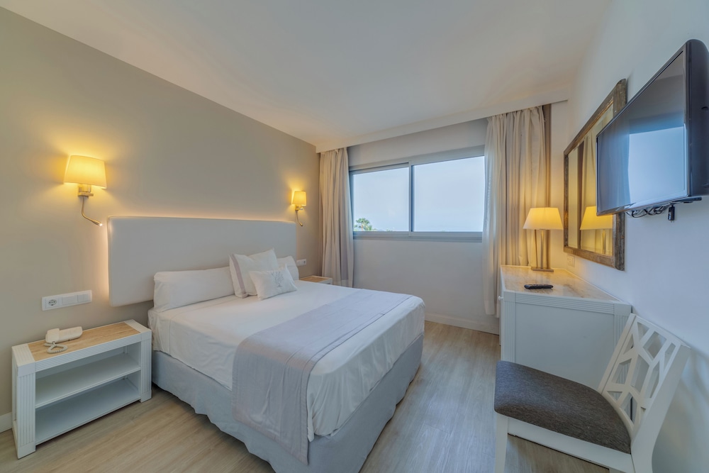 Low Cost Double Room, 1 Queen Bed (No Balcony)