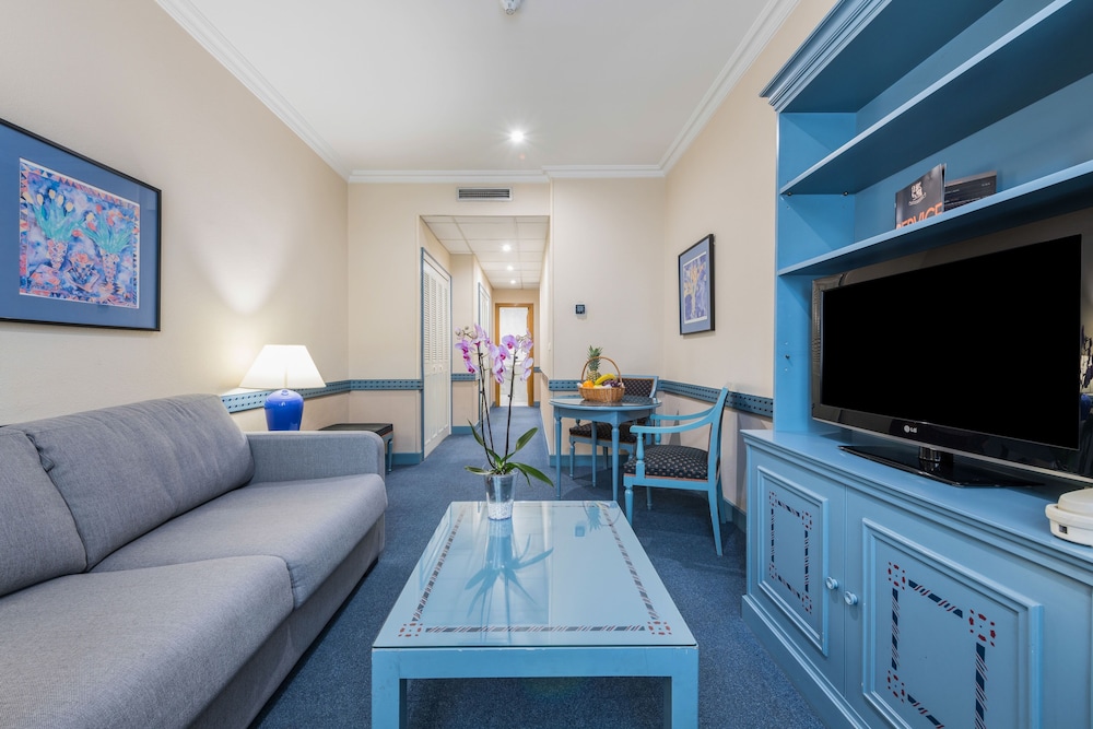 Suite - Photo 1