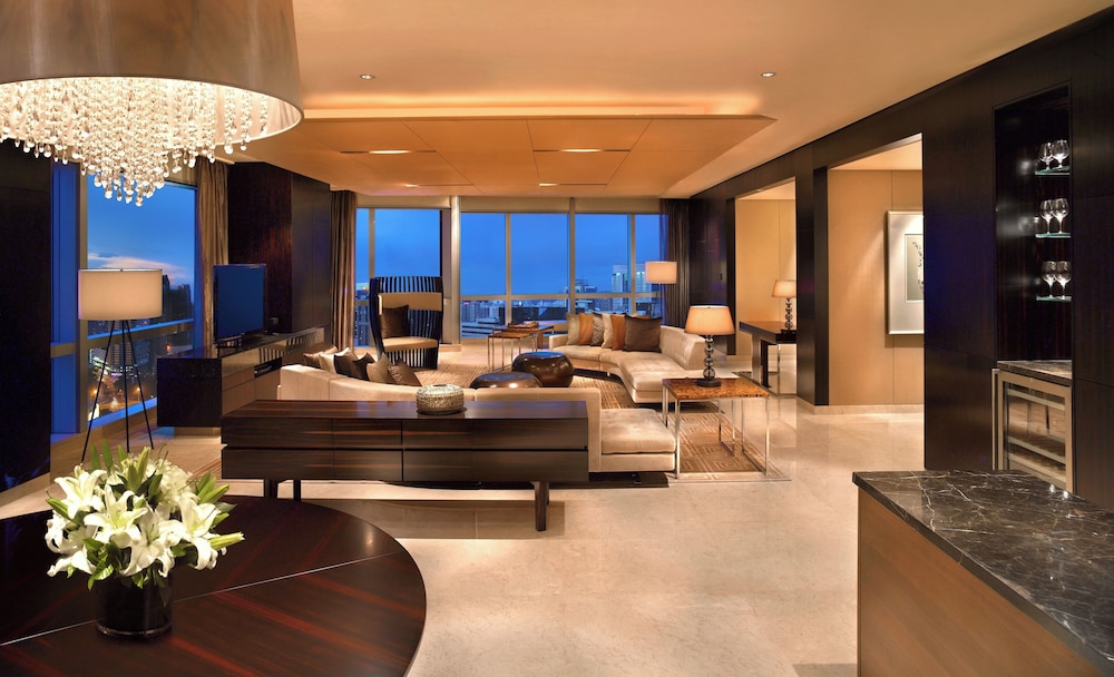 Suite (Chairman) - Photo 1