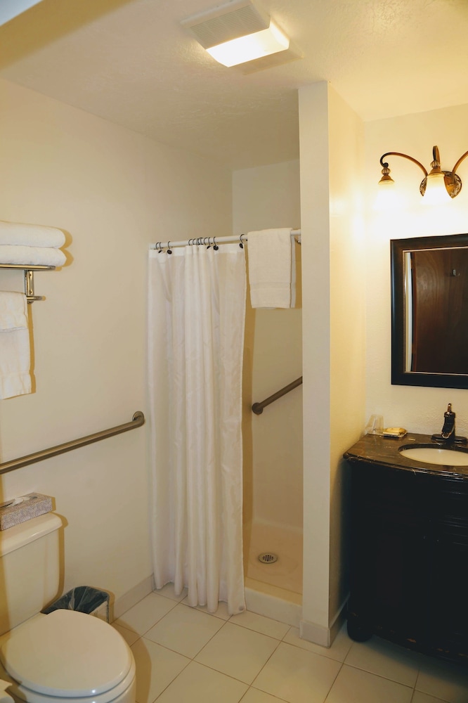2 Queen Beds, Sleeps 4 photo 2