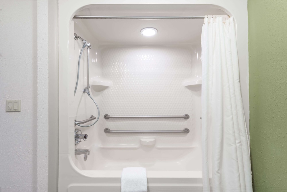 Room, Accessible, Bathtub photo 2