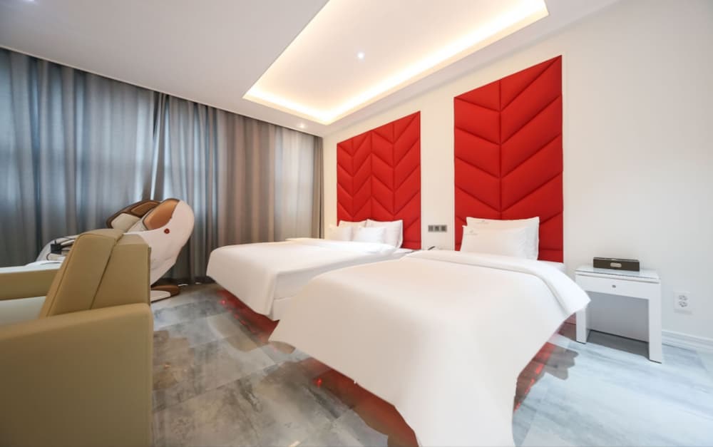 Suite Twin Room (Extra Person Fee Check On-site) - Photo 2