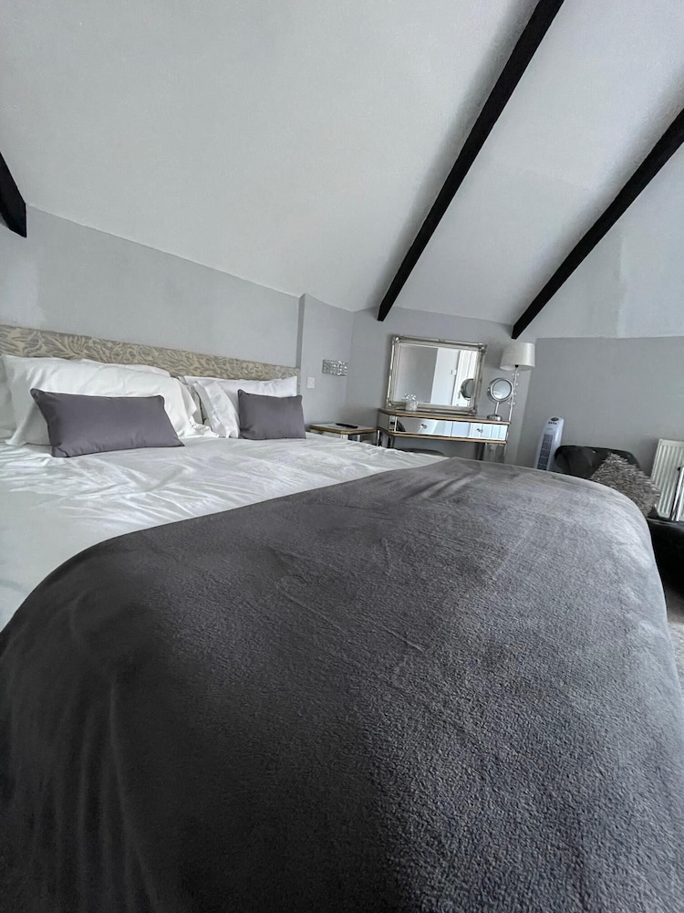 Apartment, Ensuite (Top floor) - Photo 1